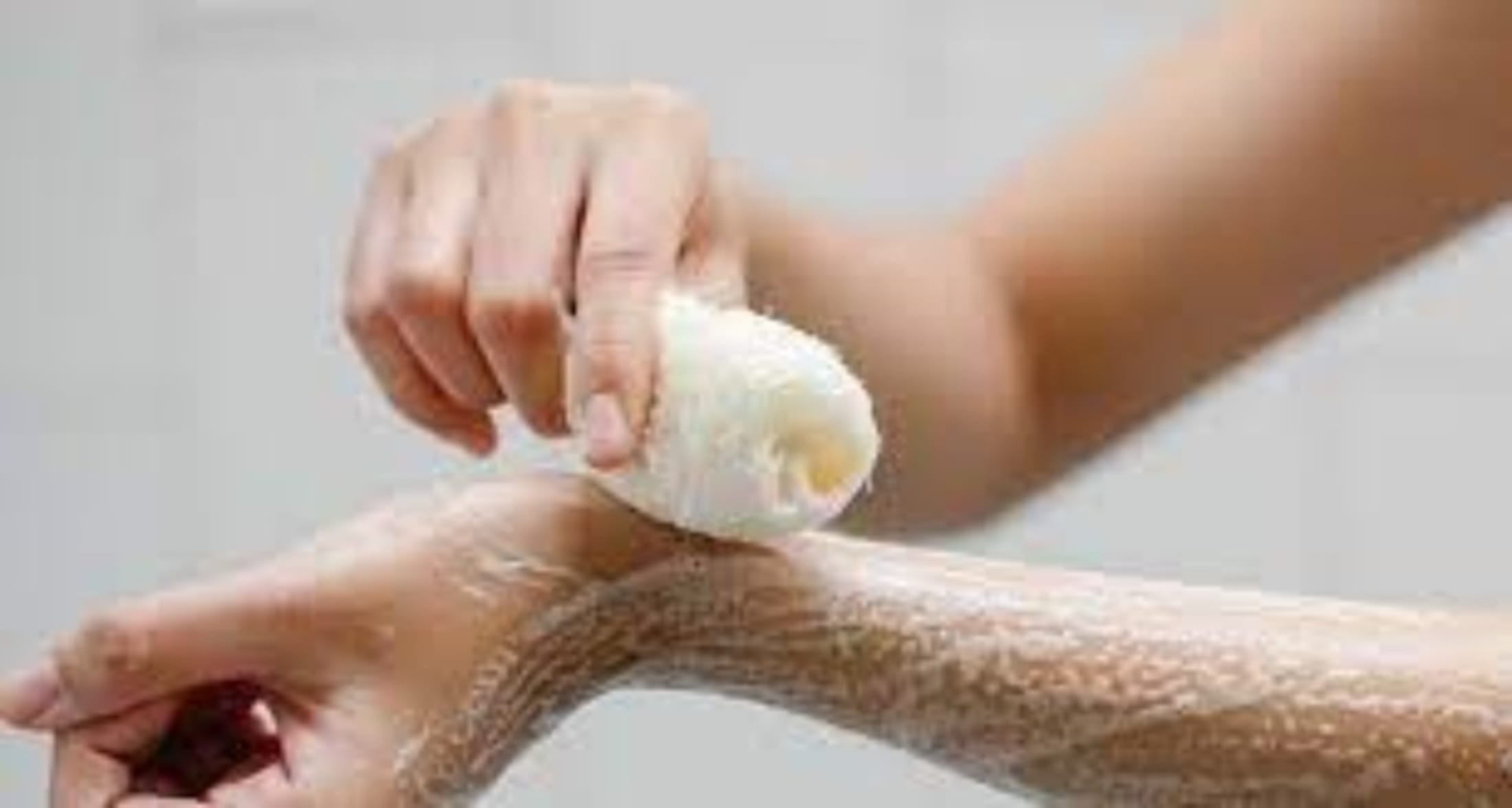 woman scrubbing arms with a loofah.jpg www.gonaturey edited (1) woman scrubbing arms with a loofah.jpg www.gonaturey edited (1)